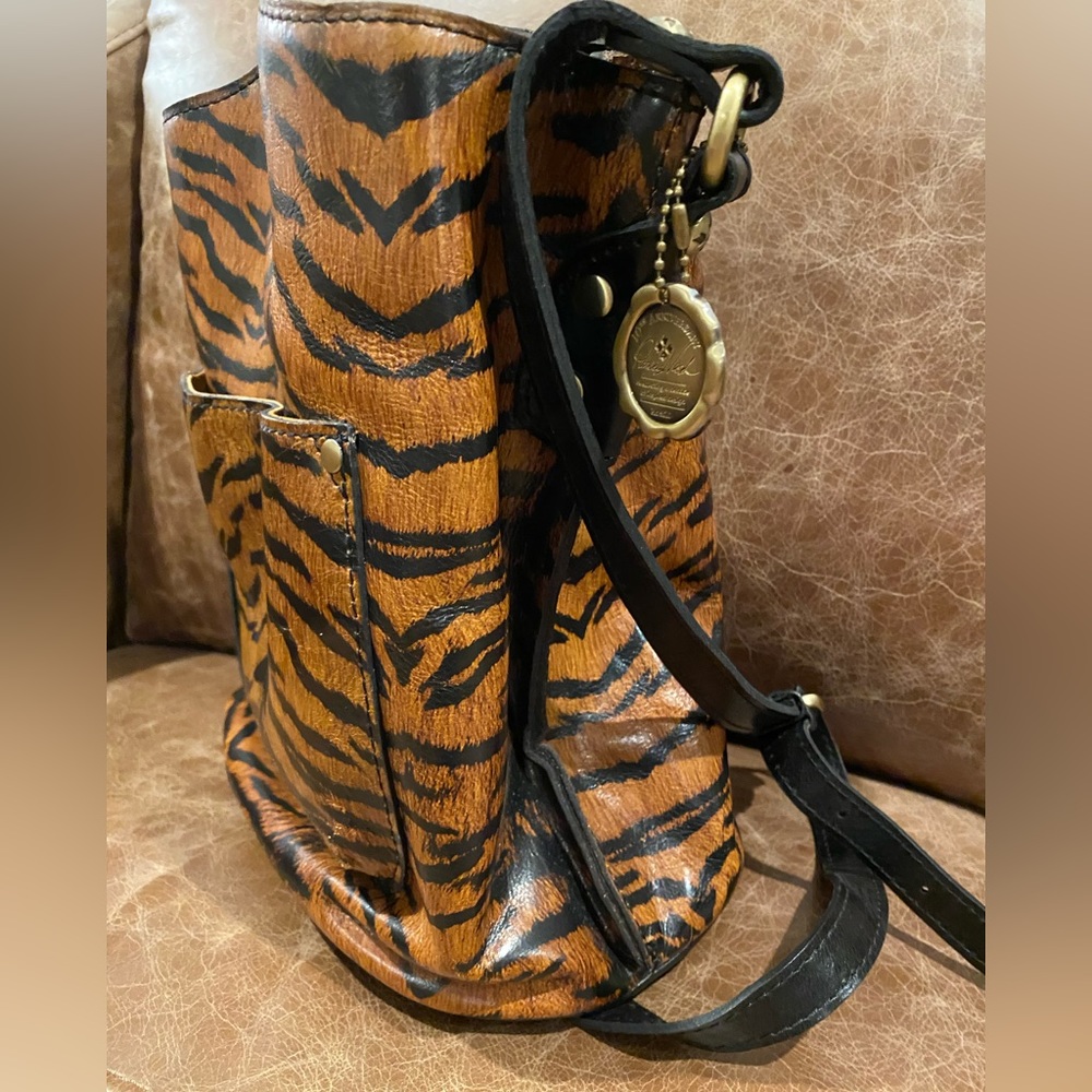 Patricia Nash Leather Acadia Bucket Bag Purse Tiger Print Animal  Crossbody - Picture 4 of 15
